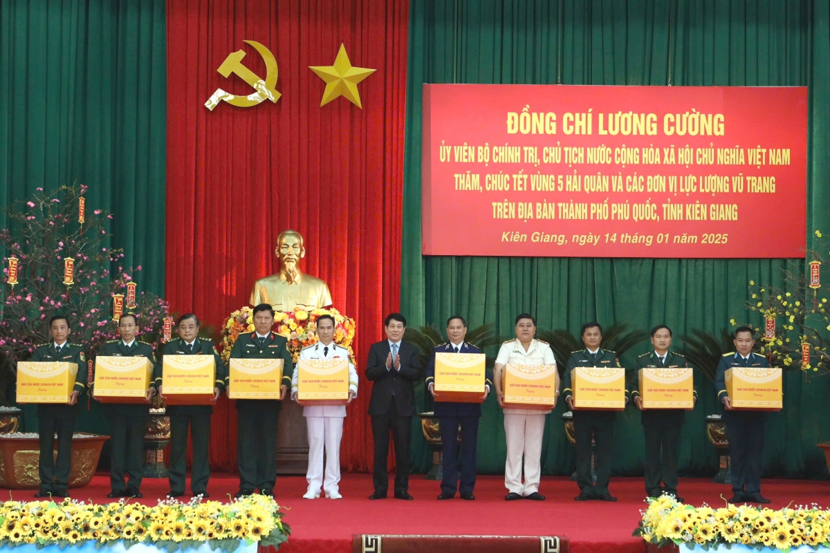 Chủ tịch nước Lương Cường tặng quà các lực lượng vũ trang tại Phú Quốc - Kiên Giang