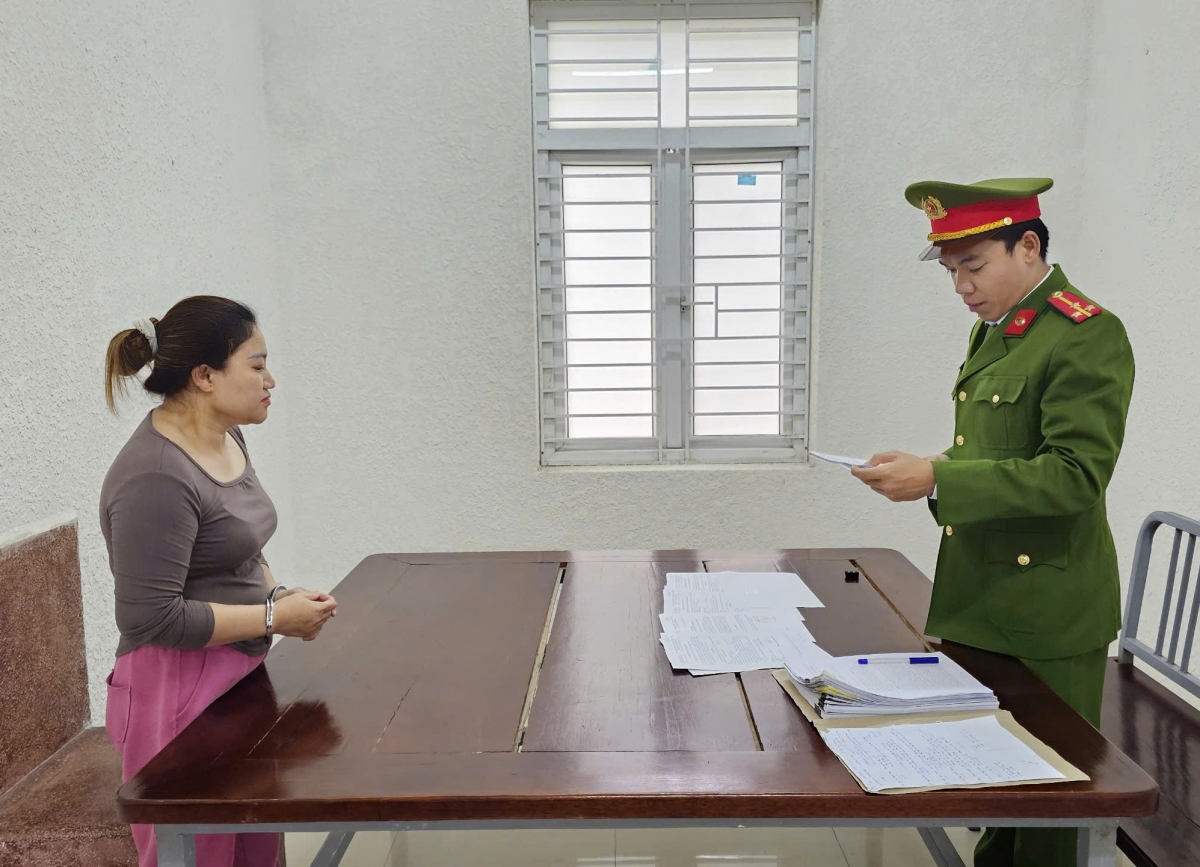 Cơ quan Cảnh sát điều tra Công an quận Cẩm Lệ tống đạt các quyết định đối với Hoàng Thị Ngọc Mai.
