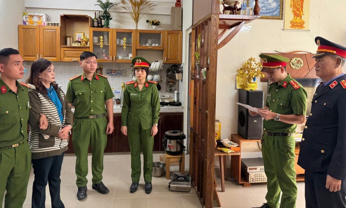 Cơ quan Cảnh sát điều tra Công an quận Hải Châu tống đạt các quyết định đối với Phạm Ngọc Diệu Huyền