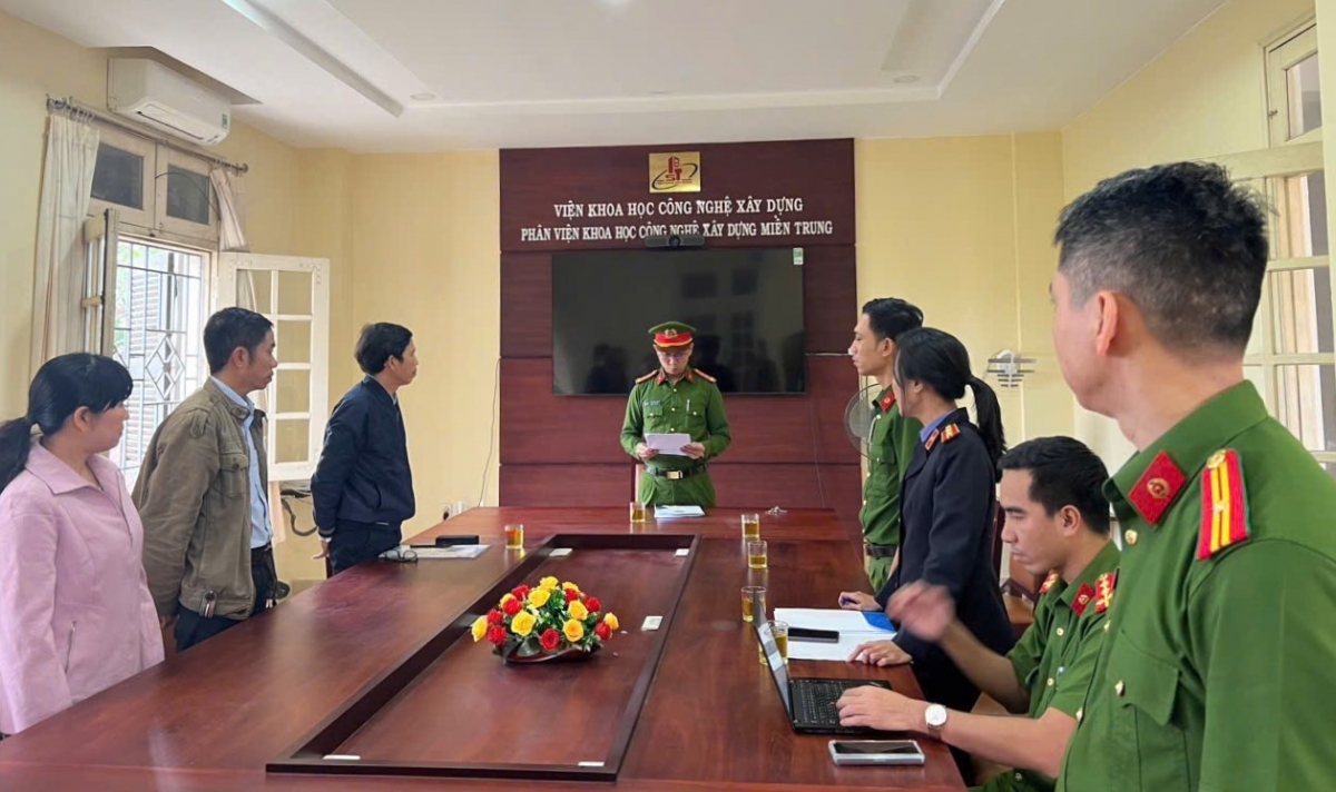 Cơ quan Cảnh sát điều tra tống đạt quyết định khởi tố các đối tượng trong chuyên án