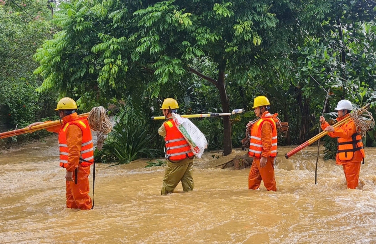 Công nhân Điện lực Phú Thọ trên đường đi khắc phục sự cố điện sau cơn bão Yagi.