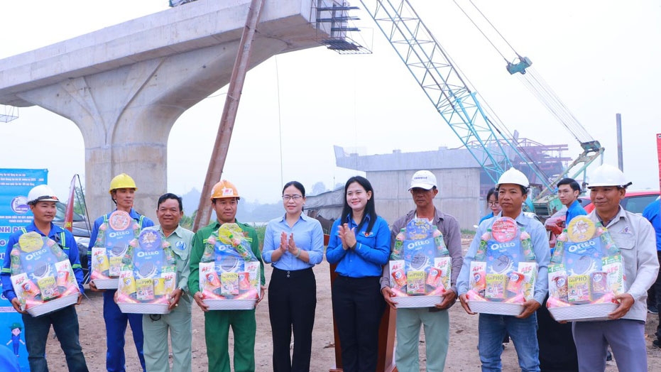 Tỉnh đoàn Bình Dương tặng quà công nhân công trường Vành đai 3 đoạn cầu Bình Gởi 