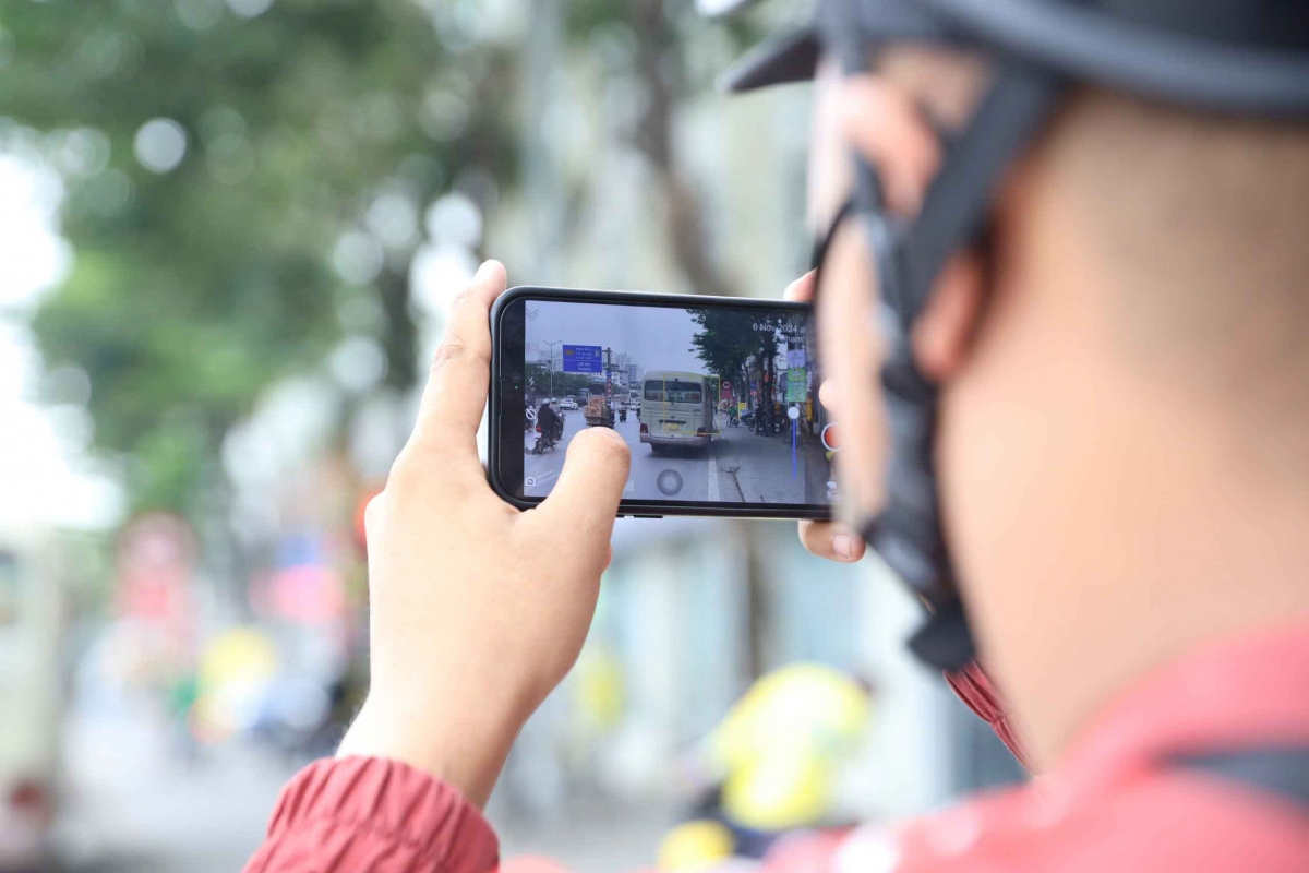 Việc tiếp nhận, xử lý thông tin phản ánh vi phạm giao thông từ người dân đã được Công an Hà Nội triển khai trong thời gian vừa qua, đem lại hiệu quả. Ảnh: Tô Thế