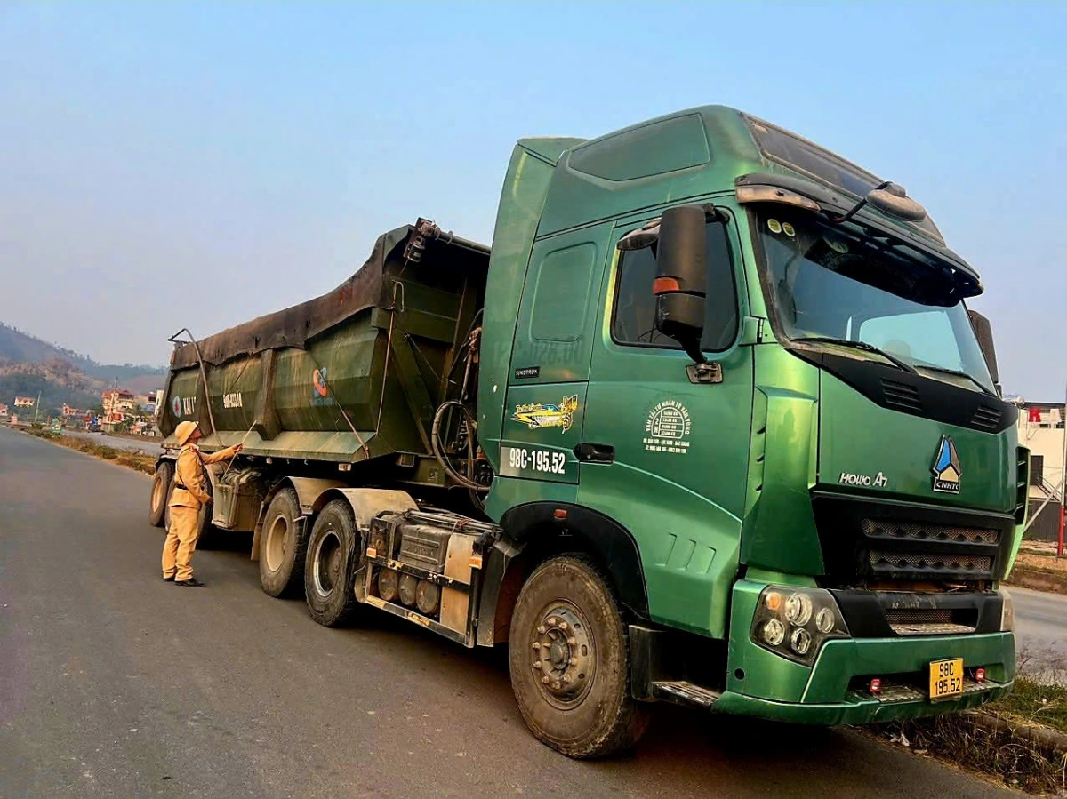Cán bộ đội CSGT-TT tiến hành đo kích thước thành thùng và lập biên bản xử phạt.