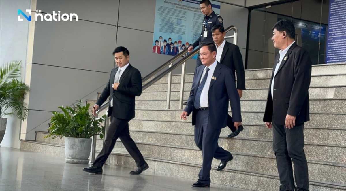 Cựu Thủ tướng Thái Lan Thaksin Shinawatra trình diện tại Tòa để ký cam kết cho chuyến xuất ngoại đầu tiên (Nguồn: The Nation)