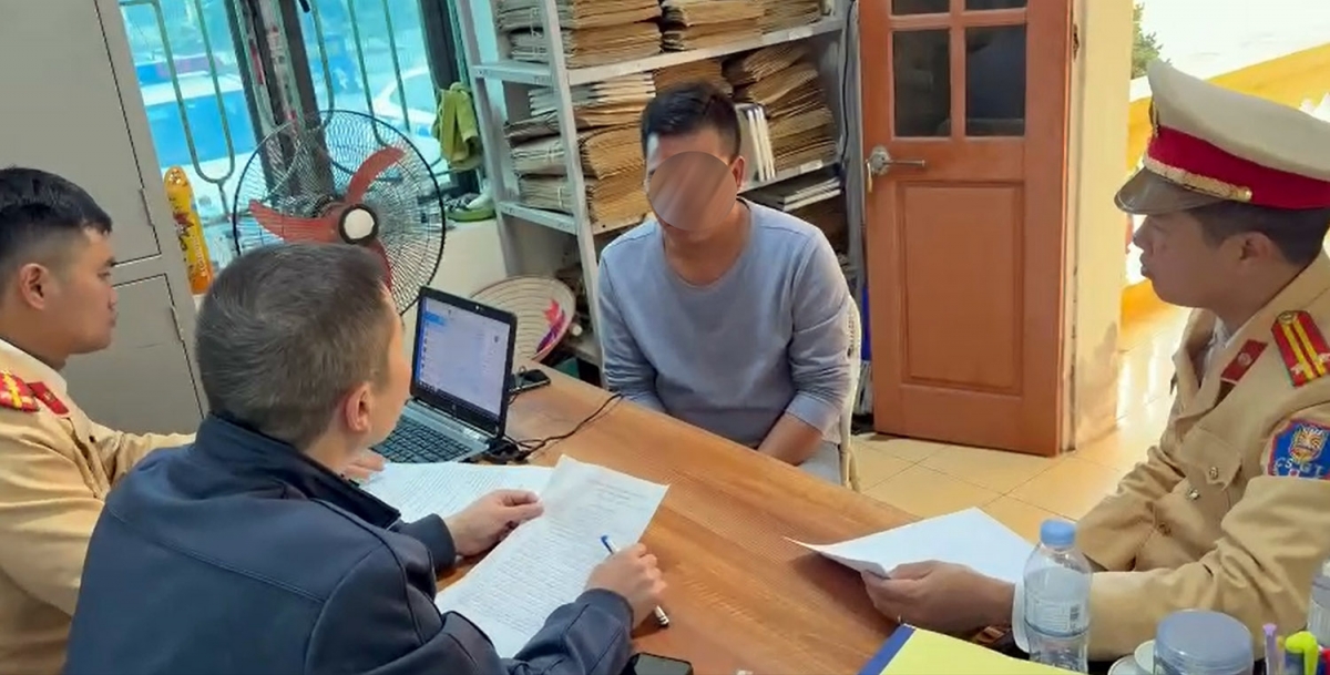 Tài xế lên làm việc với cảnh sát