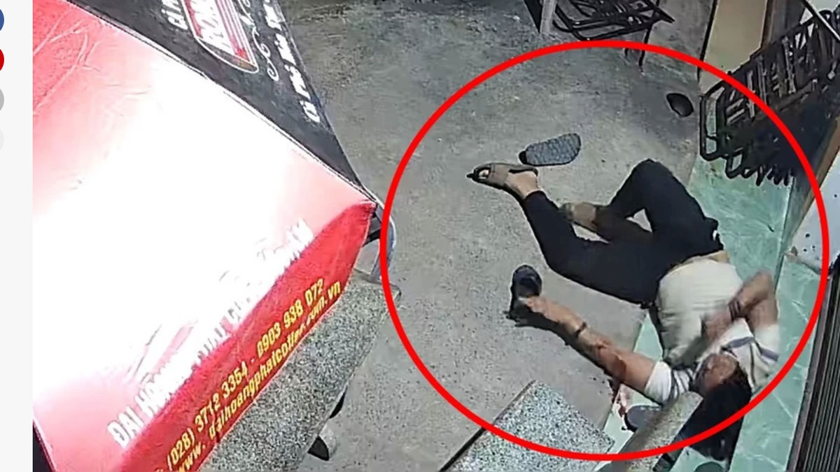 Anh L. bị thương nằm trước thềm nhà (ảnh cắt từ video)
