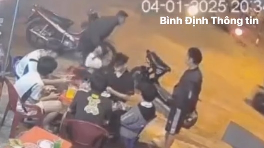 Người đàn ông đánh đập em học sinh lớp 7. Ảnh chụp từ clip