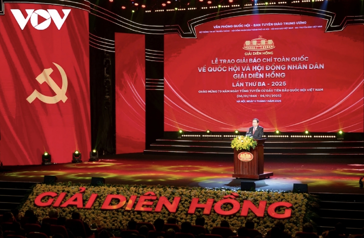 The top Vietnamese legislator notes that many articles highlight the efforts and determination to innovate, improve the quality of operations, and achieve important and fairly comprehensive results across various aspects of the legislature's work in 2024.