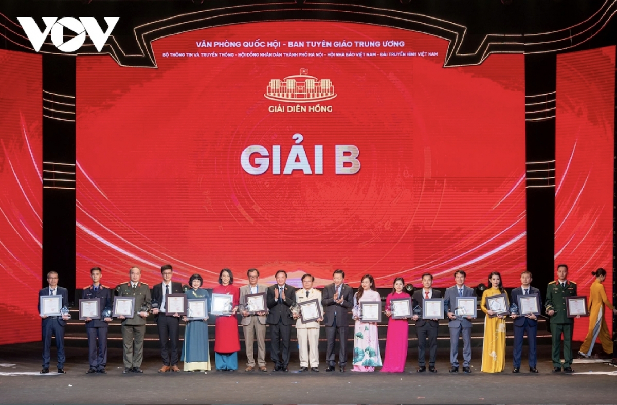 Deputy Prime Minister Tran Hong Ha is joined by NA Vice Chairman Nguyen Khac Dinh to present B prize winners 
