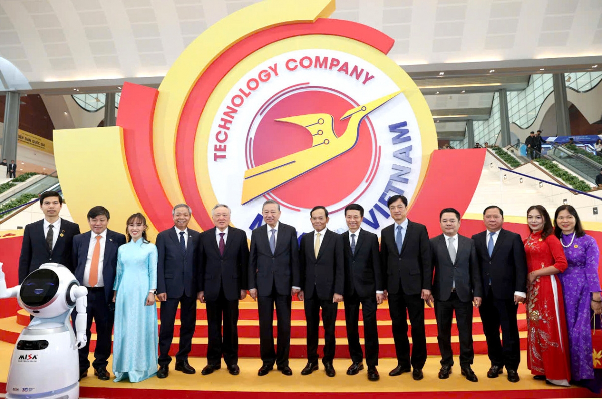 Lãnh đạo Đảng, Nhà nước chụp ảnh lưu niệm cùng đại diện các doanh nghiệp công nghệ số Việt Nam. Ảnh: Lê Anh Dũng