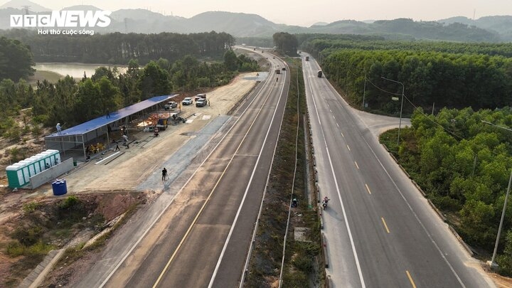Trạm dừng nghỉ tạm trên cao tốc Cam Lộ - La Sơn.