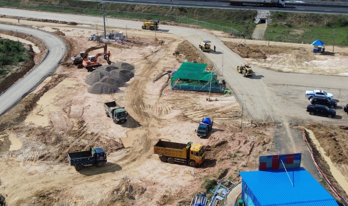 Một trạm dừng nghỉ tạm trên tuyến cao tốc Bắc-Nam phía Đông đang được thi công.