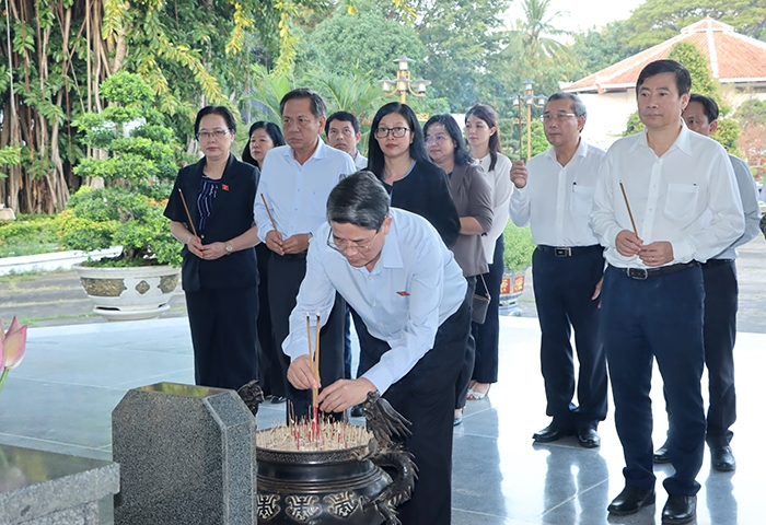 Đoàn công tác đã đến viếng, dâng hương tại Khu Di tích Nguyễn Sinh Sắc.