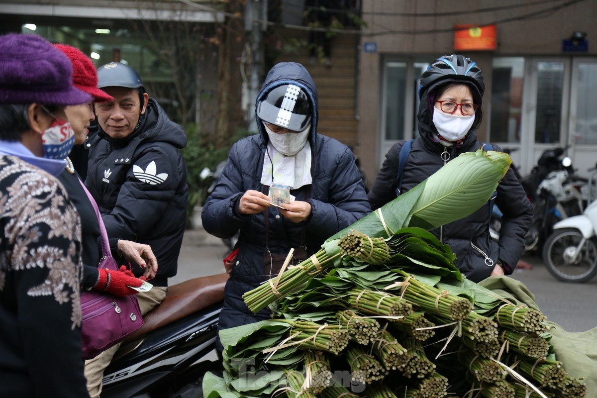 According to small traders based at the market, this year a pack of 50 leaves are priced at between VND80,000 and VND100,000.