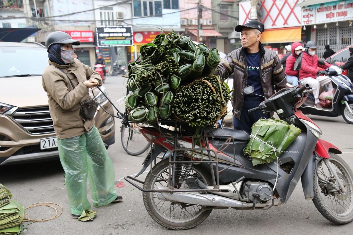In order to choose the right Dong leaves, many customers spend between 20 and 30 minutes carefully selecting the ones they want.
