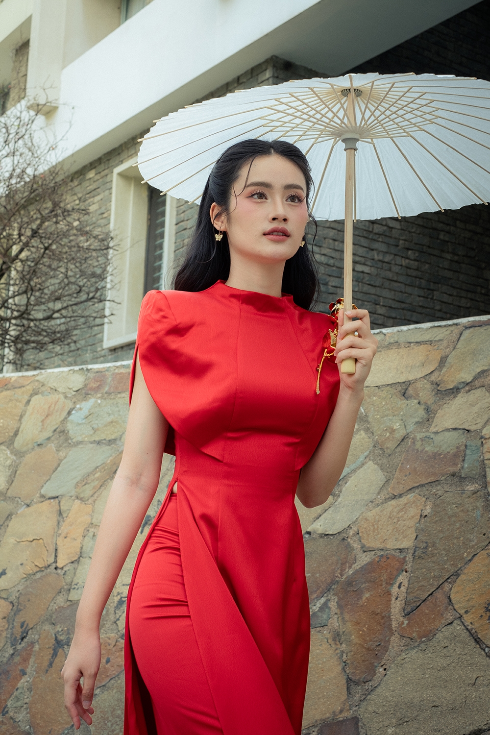 Diện trên người áo dài cách tân của NTK Hà Thanh Việt, Hoa hậu Ý Nhi khoe trọn vẻ dịu dàng, đằm thắm chuẩn người con gái Việt Nam.