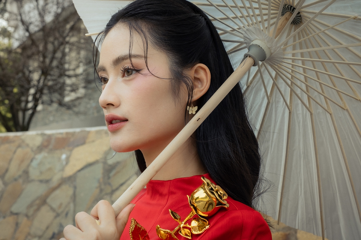 Màu đỏ rực rỡ làm nổi bật làn da trắng, những đường xẻ tà tinh tế tôn lên vóc dáng thanh mảnh của người đẹp. Trong từng khung hình, Ý Nhi không chỉ thể hiện nét đẹp truyền thống mà còn toát lên khí chất hiện đại, tự tin.