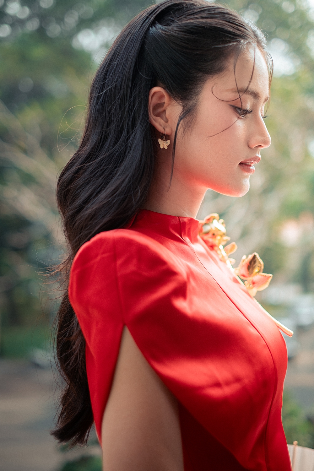 Nhiều tháng qua, người đẹp tích cực tham gia các lớp đào tạo kỹ năng trình diễn cũng như trang điểm và làm tóc, từ những bước cơ bản đến nâng cao. Những buổi học giao tiếp - ứng xử cũng giúp Ý Nhi trở nên tự tin hơn, đồng thời rèn luyện khả năng ứng biến nhanh nhạy trước câu hỏi bất ngờ. Bên cạnh đó, cô nàng còn tập trung hoàn thiện khả năng tiếng Anh, tập luyện thể lực…