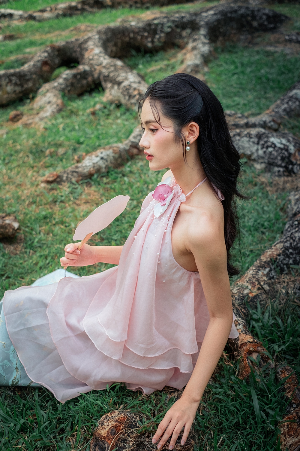 Ngoài việc trau dồi kỹ năng, Hoa hậu Ý Nhi cũng thường xuyên tham gia các hoạt động xã hội và đặc biệt là dành nhiều tâm huyết cho dự án trao tặng tủ sách và sửa chữa, cải tạo trường học mang tên “Heart To Head”. Đây không chỉ là dự án Ý Nhi mang đến cuộc thi Miss World mà sẽ đồng hành với cô suốt quá trình đương nhiệm và những năm sau.