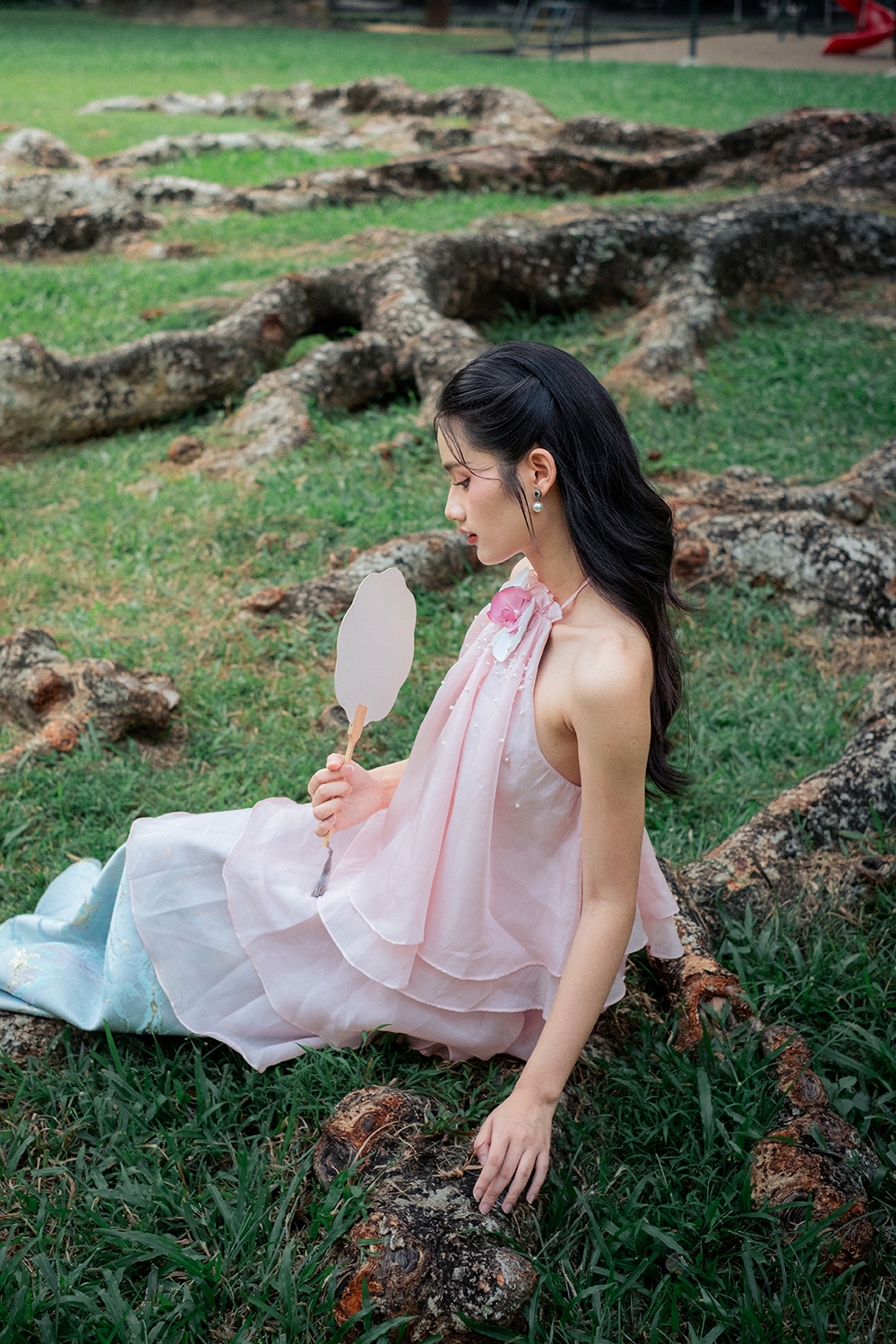Bên cạnh áo dài, Hoa hậu Ý Nhi cũng thả dáng nhẹ nhàng, đầy duyên dáng trong trang phục váy yếm. Thiết kế mang tông màu pastel ngọt ngào, kết hợp giữa chất liệu voan và gấm, phần cổ áo cách điệu với những đường thêu tay, đính kết tỉ mỉ. Nàng hậu xứ Nẫu như một bông hoa đang nở rộ vào mùa xuân với vẻ đẹp kiêu sa, kiều diễm.