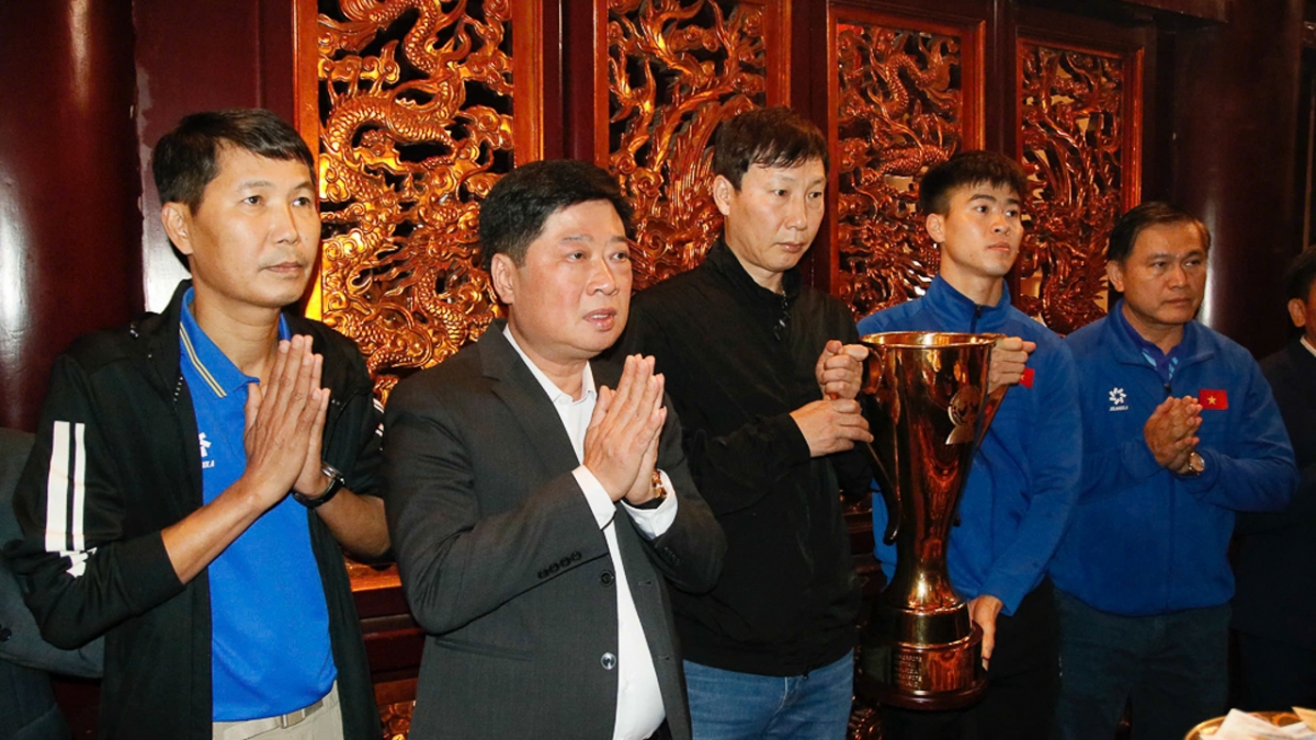 ĐT Việt Nam dâng hương báo công, tri ân Vua Hùng (Ảnh: VFF)