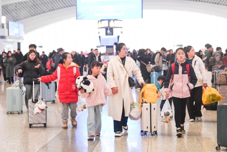 Du khách lên tàu tại ga Tây Trùng Khánh, Trung Quốc. Ảnh Tân Hoa xã
