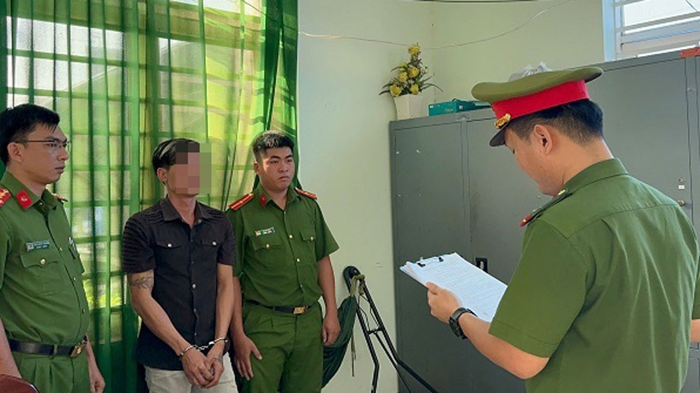 Dũng nghe đọc lệnh bắt tạm giam (Ảnh: CA)