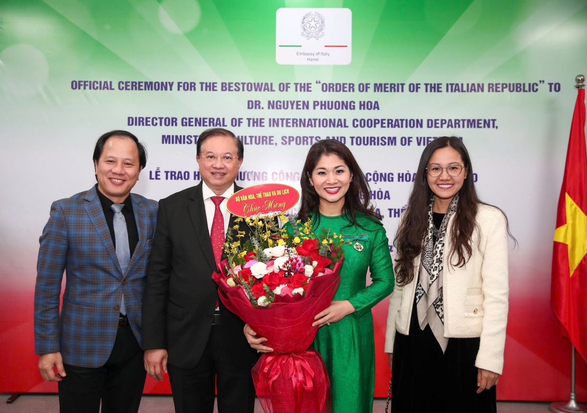 Thứ trưởng Tạ Quang Đông tặng hoa chúc mừng TS. Nguyễn Phương Hòa, chụp ảnh cùng ban lãnh đạo Cục Hợp tác quốc tế.