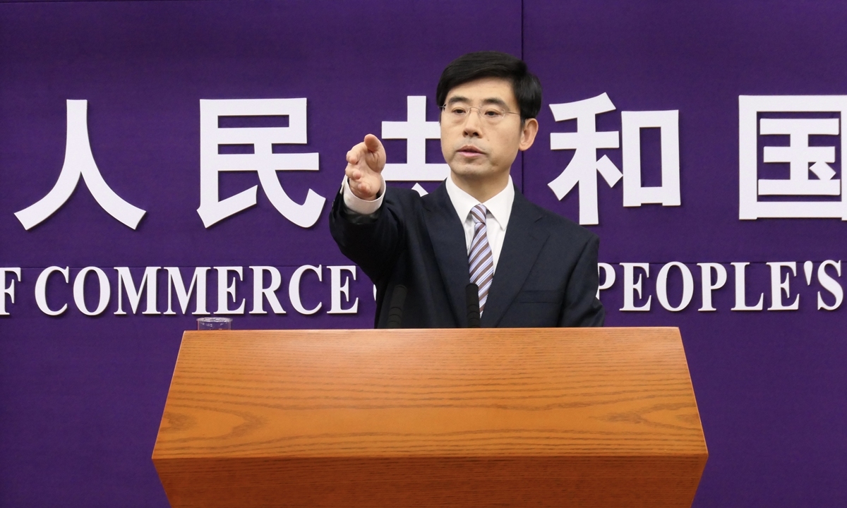 Người phát ngôn Bộ Thương mại Trung Quốc Hà Á Đông. Ảnh: Reuters