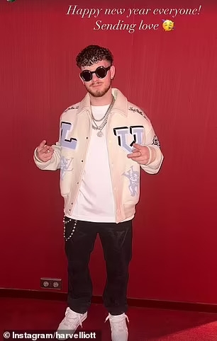 Tiền vệ Elliott (Liverpool) diện đồ bảnh bao đi dạo phố đón năm mới. 