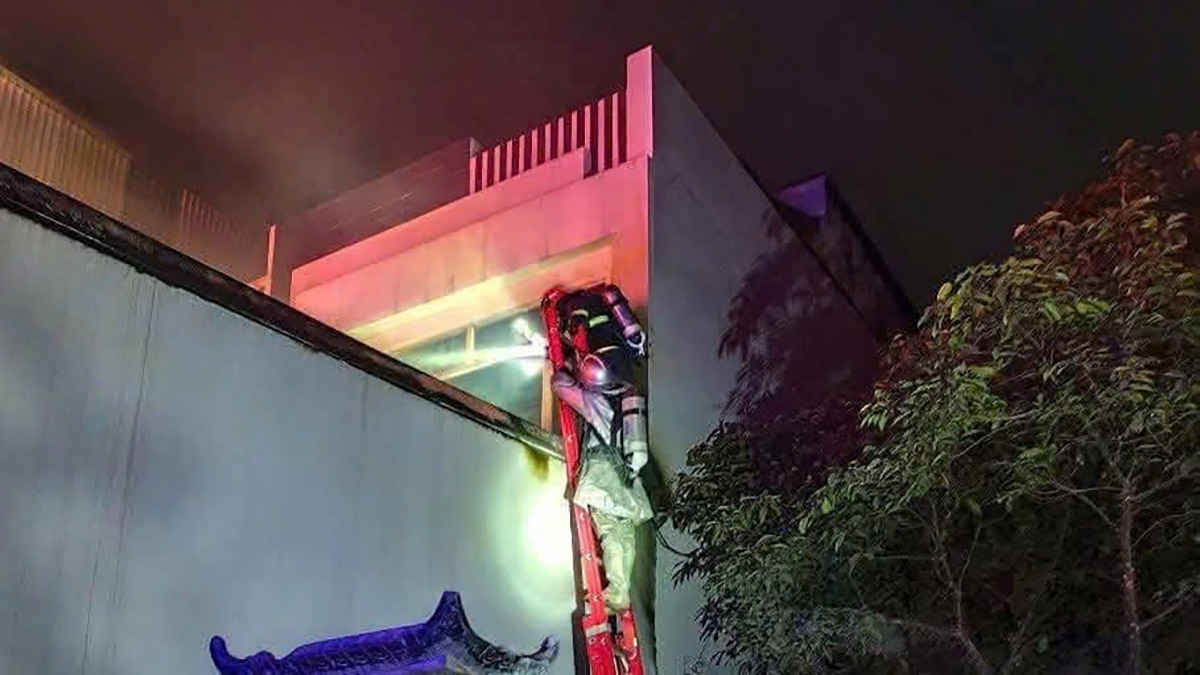 Cảnh sát tiếp cận tầng 2 của ngôi nhà