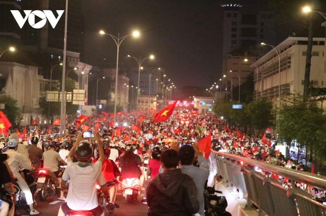 The streets of Ho Chi Minh City are awash with national flags at 0:30 a.m. on January 6.
