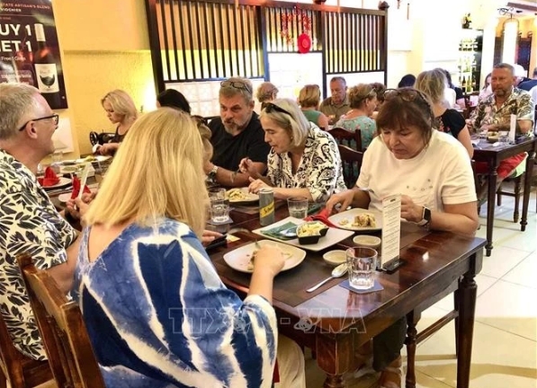 Foreign guests enjoy traditional Tet cuisine.