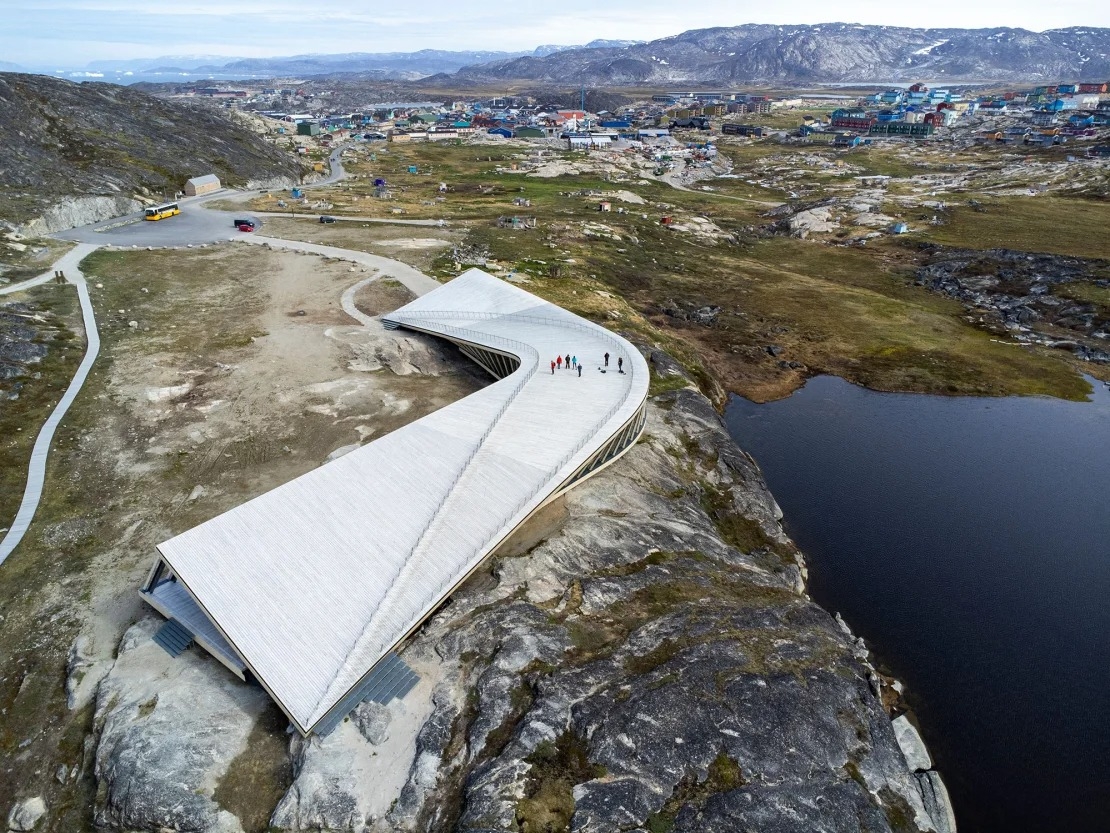 Cảnh quan trùng điệp và hệ động vật hoang dã đáng kinh ngạc của Greenland gần đây đã trở nên dễ tiếp cận hơn với khách du lịch, nhờ vào việc mở Sân bay quốc tế Nuuk. Trong ảnh là Trung tâm Icefjord ở Ilulissat (Greenland), nơi du khách có thể tìm hiểu về văn hóa của người Inuit địa phương.