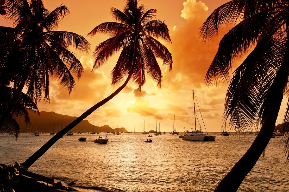 Nằm cách đảo Barbados của vùng Caribe nửa giờ bay, Bequia là một trong 32 hòn đảo thuộc St. Vincent và Grenadines. Nơi đây là điểm đến tuyệt đẹp với những bãi biển cát trắng, nhiệt độ ấm áp quanh năm. 