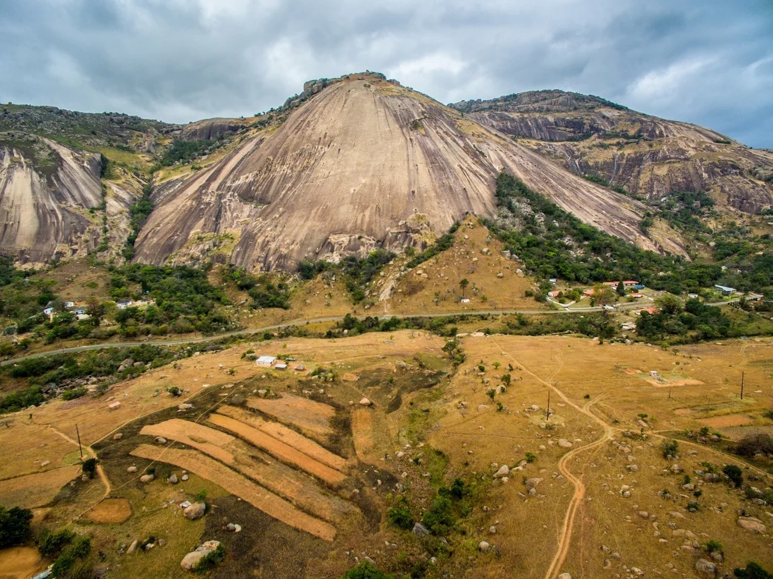 Tại phía Nam của châu Phi, quốc gia nhỏ bé Eswatini hợp tác với tỉnh Mpumalanga của Nam Phi và nước láng giềng Mozambique tạo thành sáng kiến ​​du lịch xuyên biên giới mang tên TRILAND 2024-2025. Trong đó, núi đá Sibebe ở Eswatini là khối đá granit lộ thiên lớn nhất thế giới.