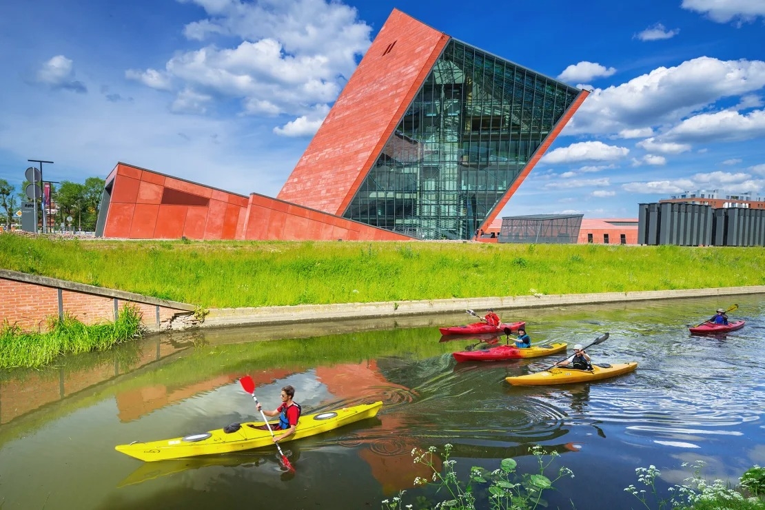 Gdańsk (Ba Lan) là địa danh nổi tiếng trong lịch sử, gắn với Thế chiến II. Ngày nay, Gdańsk gần như được xây dựng lại hoàn toàn sau cuộc chiến, trở thành một trong những thành phố đẹp và đa sắc màu nhất của Ba Lan.