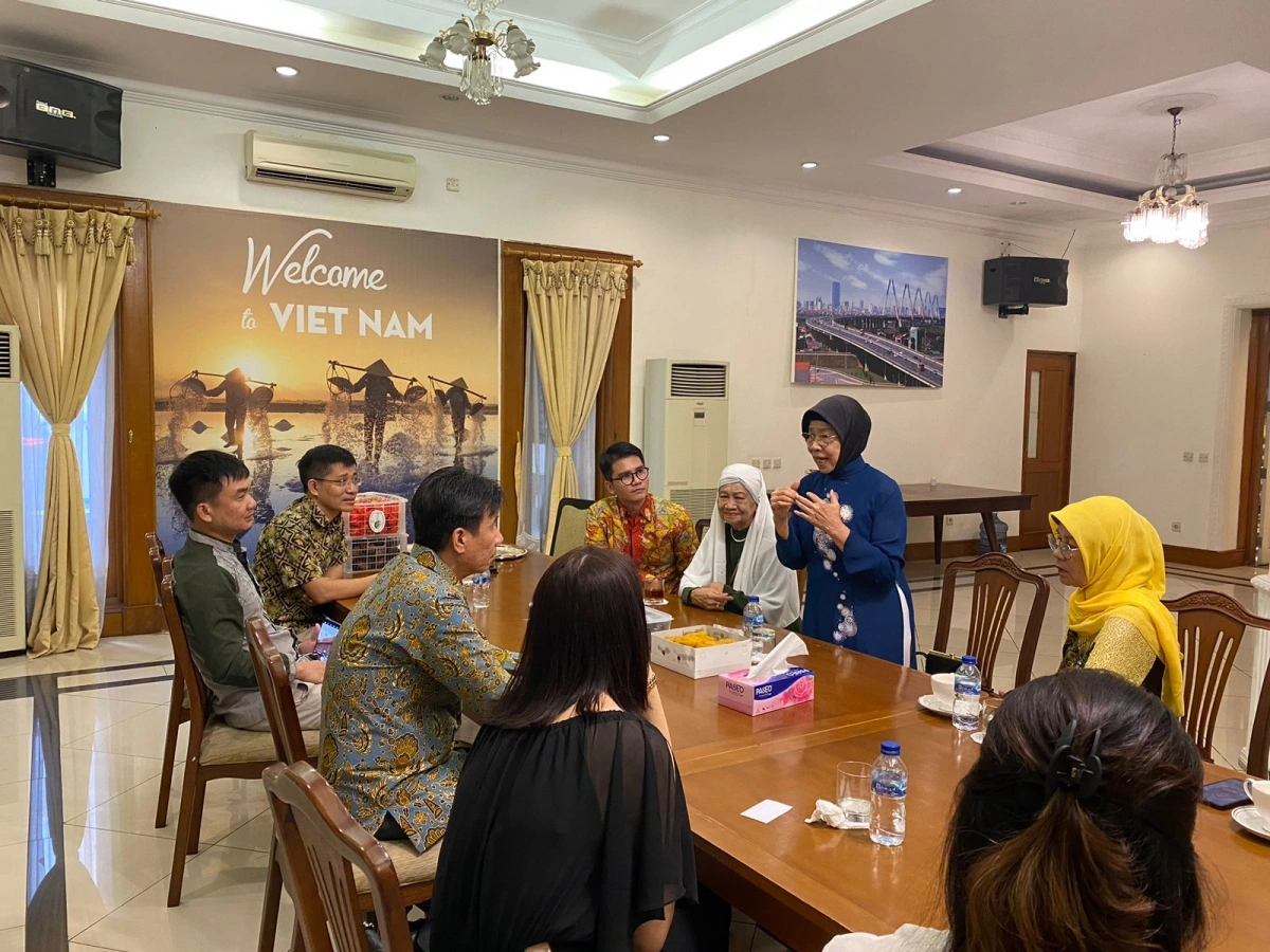 Gia đình bà Trần Ngọc Tú đến thăm Đại sứ quán Việt Nam tại Indonesia