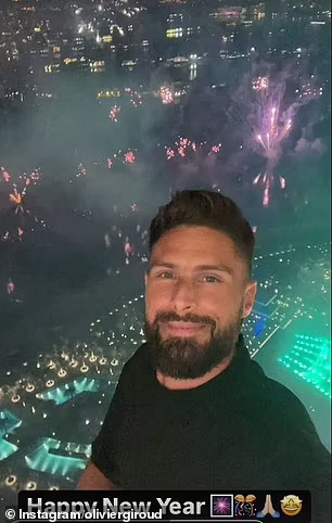 Giroud ngắm pháo hoa đón năm mới. 