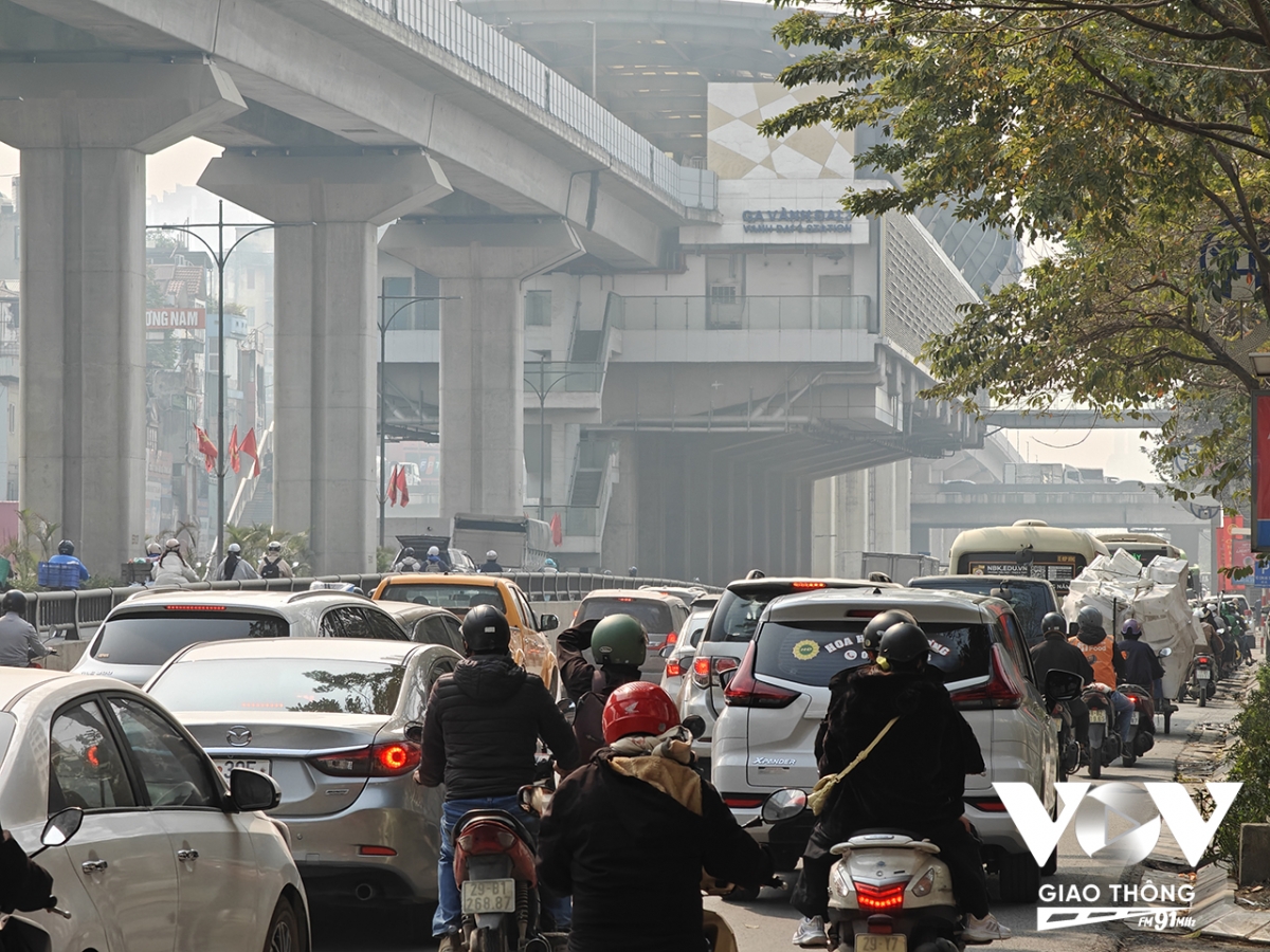 Sau 2 ngày thí điểm 18 và 19-1, đến 20-1, lực lượng chức năng đã điều chỉnh pha đèn và thu gọn bùng binh. Bước đầu giao thông đỡ áp lực hơn. Nhưng dòng xe vẫn ùn ứ 2 phía dọc vành đai 3 - Nguyễn Xiển, Khuất Duy Tiến.