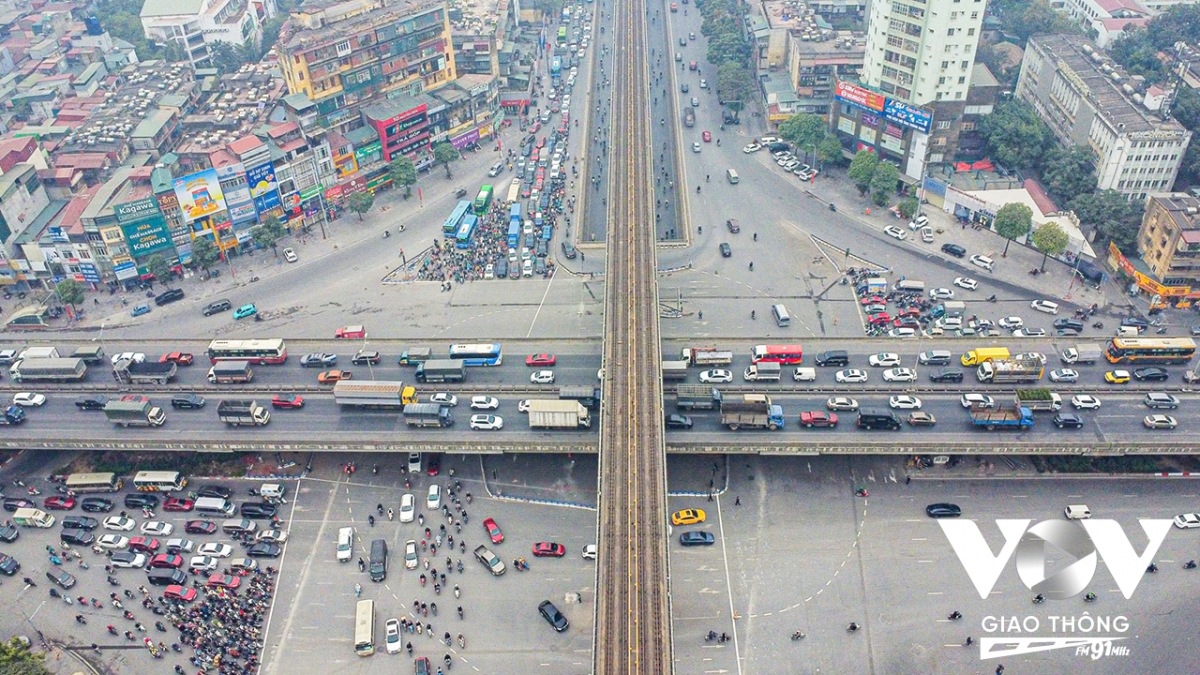 Nút giao 4 tầng Nguyễn Trãi-Khuất Duy Tiến-Nguyễn Xiển từ lâu đã trở thành điểm nóng ùn ứ triền miên tại Hà Nội. Nhiều ý kiến cho rằng, giảm lệ thuộc xe cá nhân, phát triển GTCC mới là lối thoát cho ùn tắc