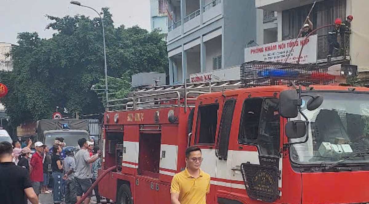 Hiện trường vụ cháy căn nhà được tận dụng làm vựa ve chai ở quận Phú Nhuận. (Ảnh: H.M)