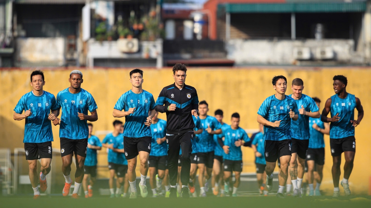 Duy Mạnh cùng các đồng đội tập luyện từ mùng 3 Tết Nguyên Đán (Ảnh: Hà Nội FC)