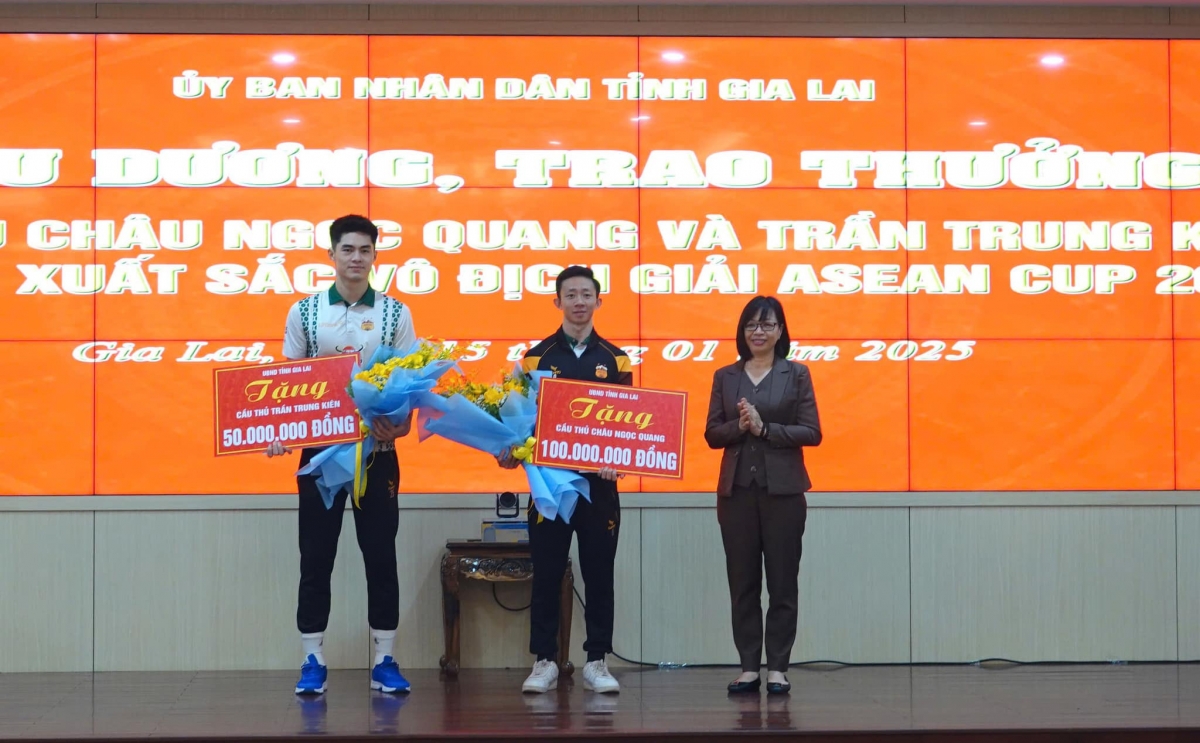 Trung Kiên và Châu Ngọc Quang được tặng thưởng (Ảnh: HAGL).