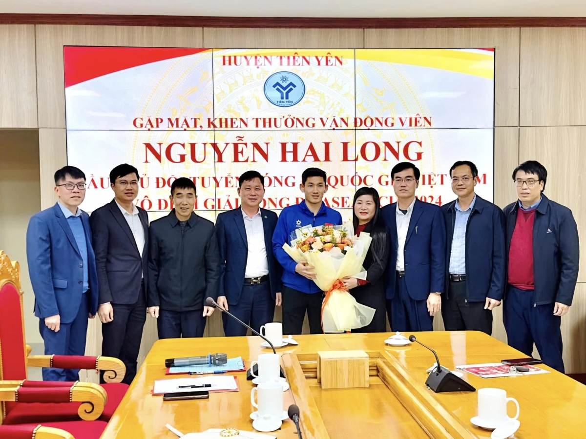 Tiền vệ Nguyễn Hai Long nhận khen thưởng huyện Tiên Yên, Quảng Ninh. (Ảnh: Truyền thông Tiên Yên)