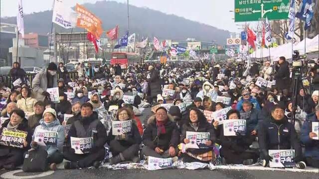 Các cuộc biểu tình quy mô lớn đang kéo dài tại Seoul (Ảnh: NHK)