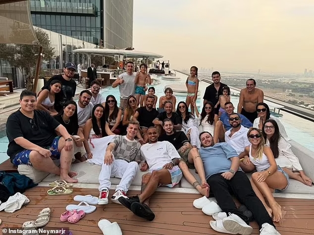 Neymar cùng bạn bè và đại gia đình đi nghỉ ở Dubai nhân dịp năm mới 2025. 
