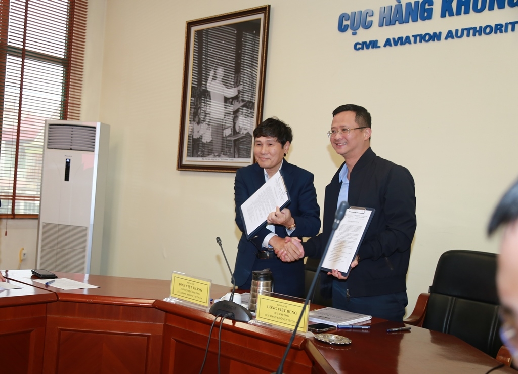 Ông Đinh Việt Thắng và ông Uông Việt Dũng trao Biên bản bàn giao nhiệm vụ Cục trưởng Cục HKVN. Ảnh: Vũ Trọng.