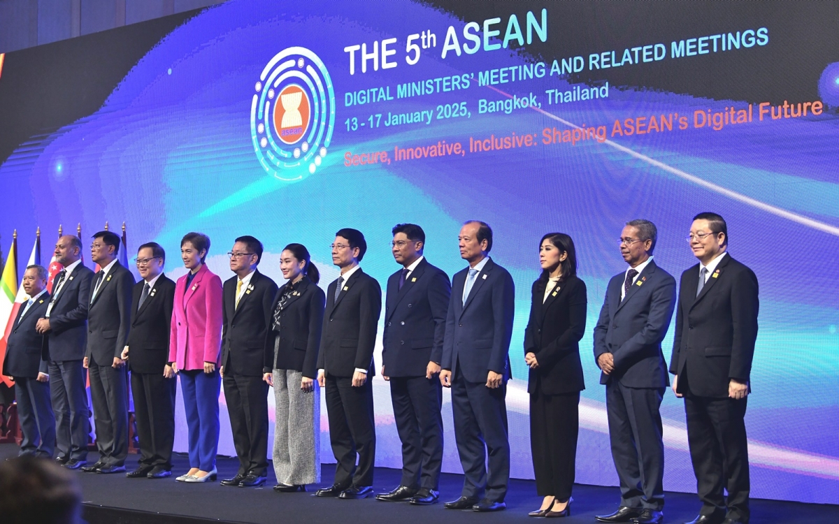 Thủ tướng Thái Lan Paetongtarn Shinawatra chụp ảnh cùng các Bộ trưởng ASEAN về lĩnh vực kỹ thuật số. Ảnh: Văn phòng Thủ tướng Thái Lan.